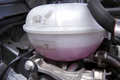 moottorin jäähdytysnestesäiliö