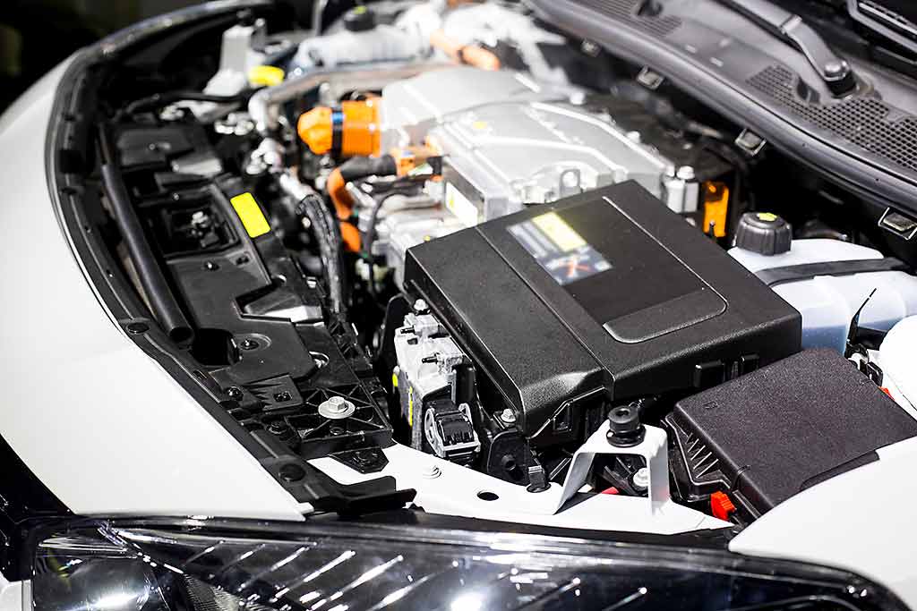 näkymä sähköauton konepellin alla