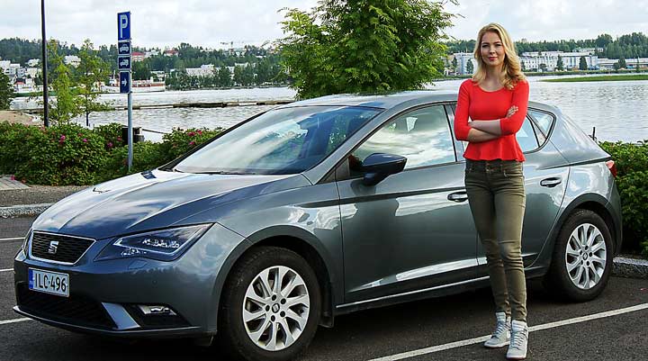 kuski autonsa vieressä