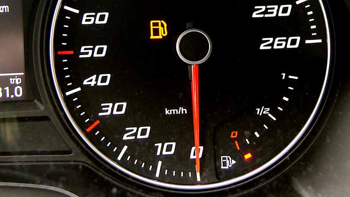 mittari osoittaa polttoaineen olevan vähissä