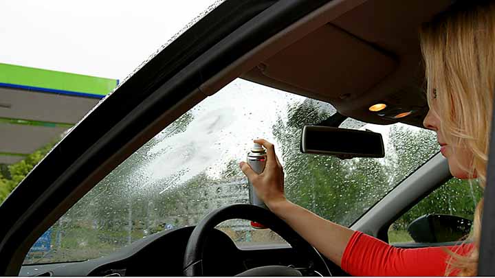 tuulilasin puhdistus auton sisäpuolelta