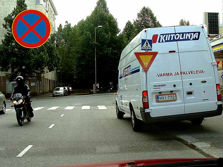 pysäköity auto