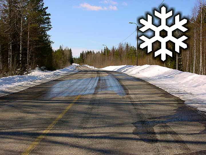 aurinkoisella kelillä tiellä erottaa helposti mustan jään
