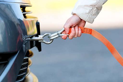 hihnan kiinnitys hinattavaan autoon