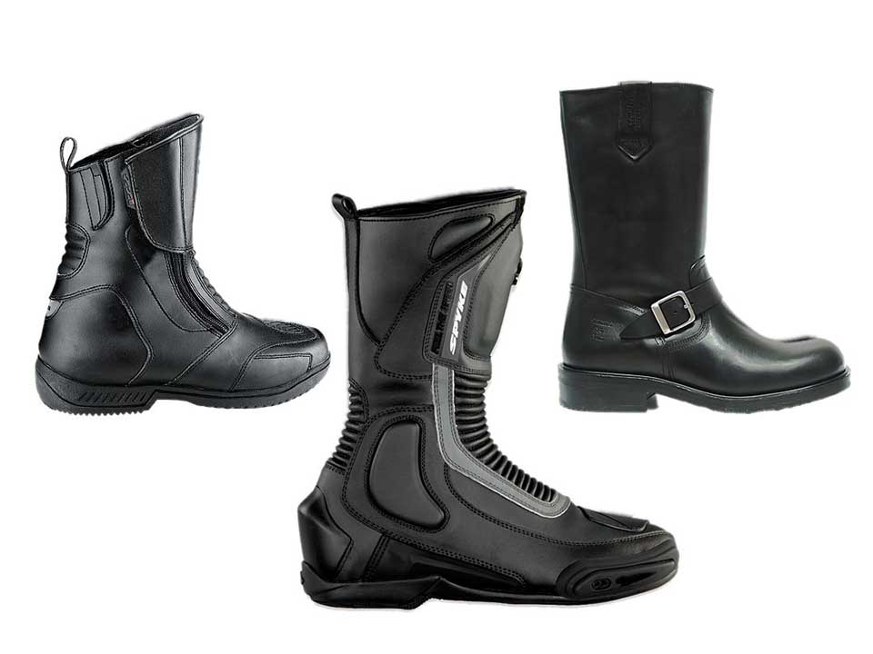 saapasmallisia jalkineita