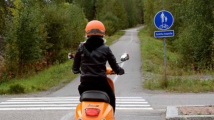 mopoilija kevyen liikenteen tiellä