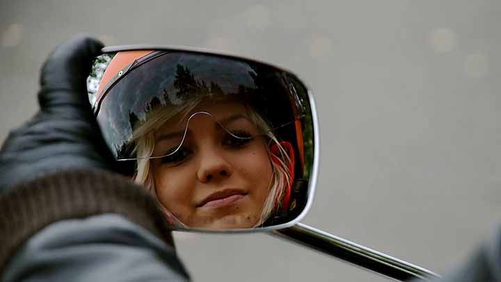 kuski katsoo sivupeiliin