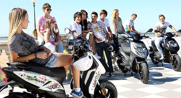 joukko nuoria mopoilijoita kerääntyneenä yhteen