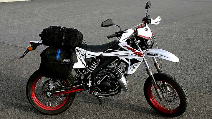 mopo seisontatuella parkkipaikalla