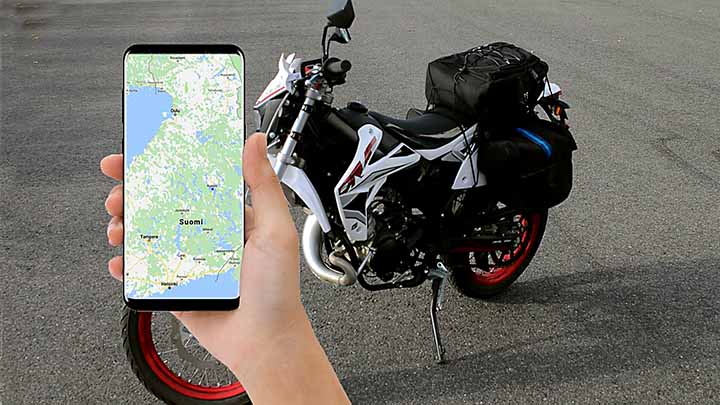 karttasovellus auki kännykässä; taustalla mopo seisontatuella