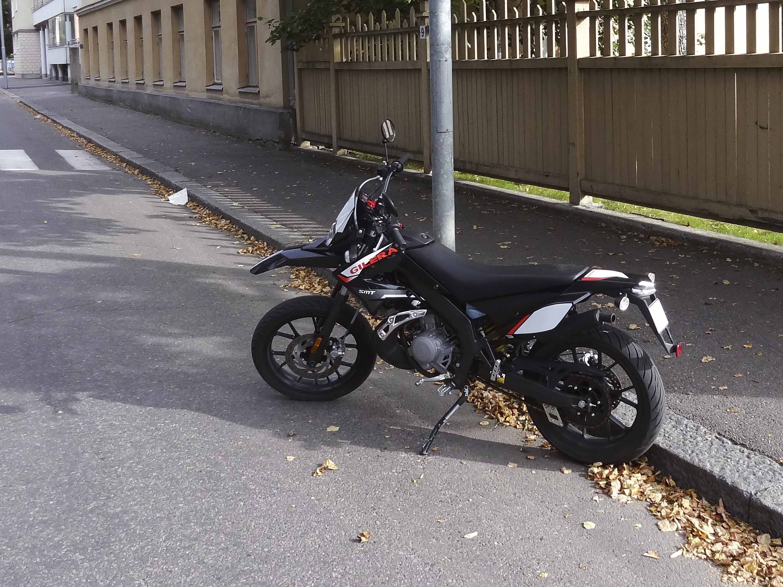 tien reunaan pysäytetty mopo