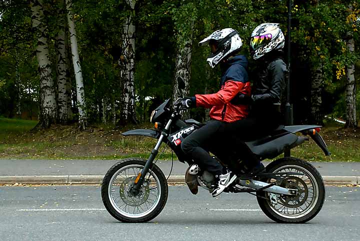 mopo kuljettaa kahta ihmistä