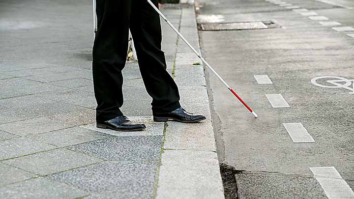 näkövammaisen valkoinen keppi liikenteessä