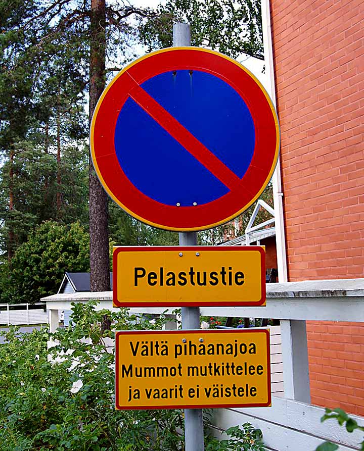 Kuvassa pysäköintikieltokyltti ja sen alla lisäkyltti, jossa lukee: Vältä pihaanajoa Mummot mutkittelee ja vaarit ei väistele