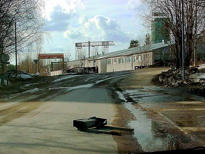 tielle pudonnut tai jäänyt epämääräinen laatikkomainen esine