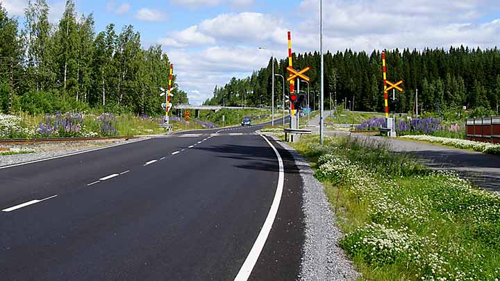 Rautatien tasoristeys lähestyy