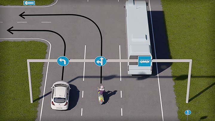 mallinnettu liikennetilanne; mopoilija kääntyy kaistan ohjeistuksen mukaisesti risteyksestä vasemmalle