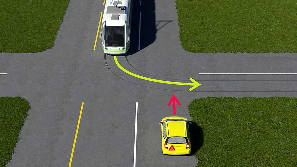 mallinnettu liikennetilanne; mopoilija lähestyy risteystä, johon on tulossa raitiovaunu