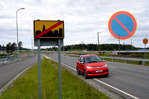 pysäköity auto