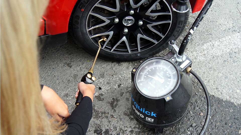 ilmaa lisätään renkaaseen