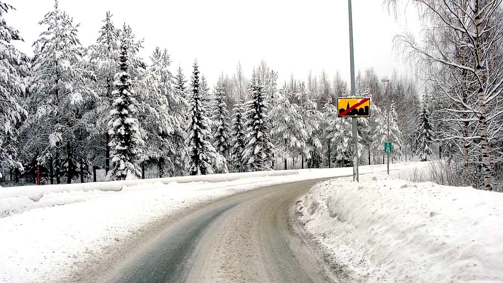 kaarre tiessä lumisella kelillä