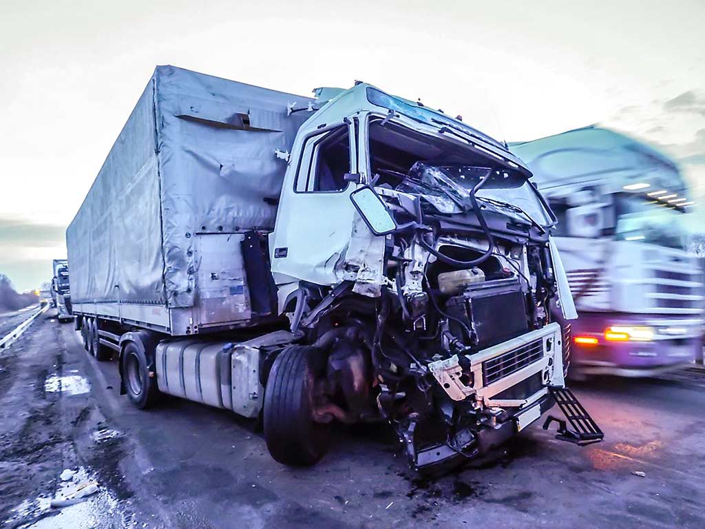 kuorma-auto onnettomuuden jäljiltä