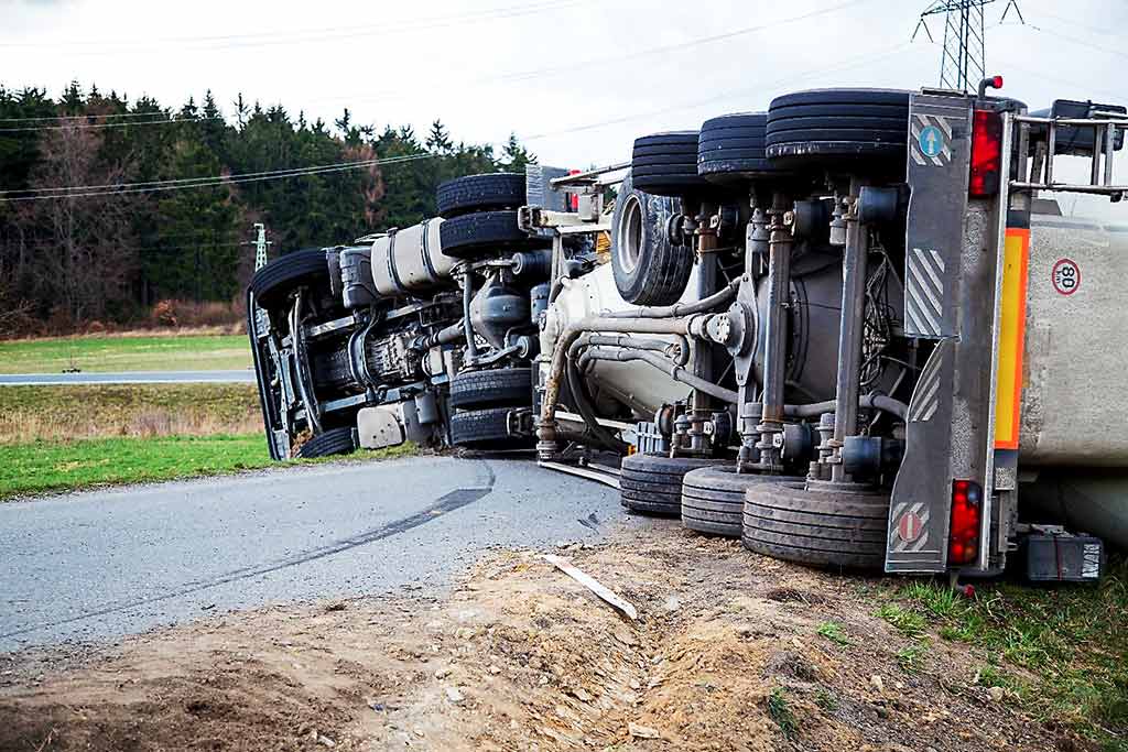 kyljelleen kaatunut kuorma-auto