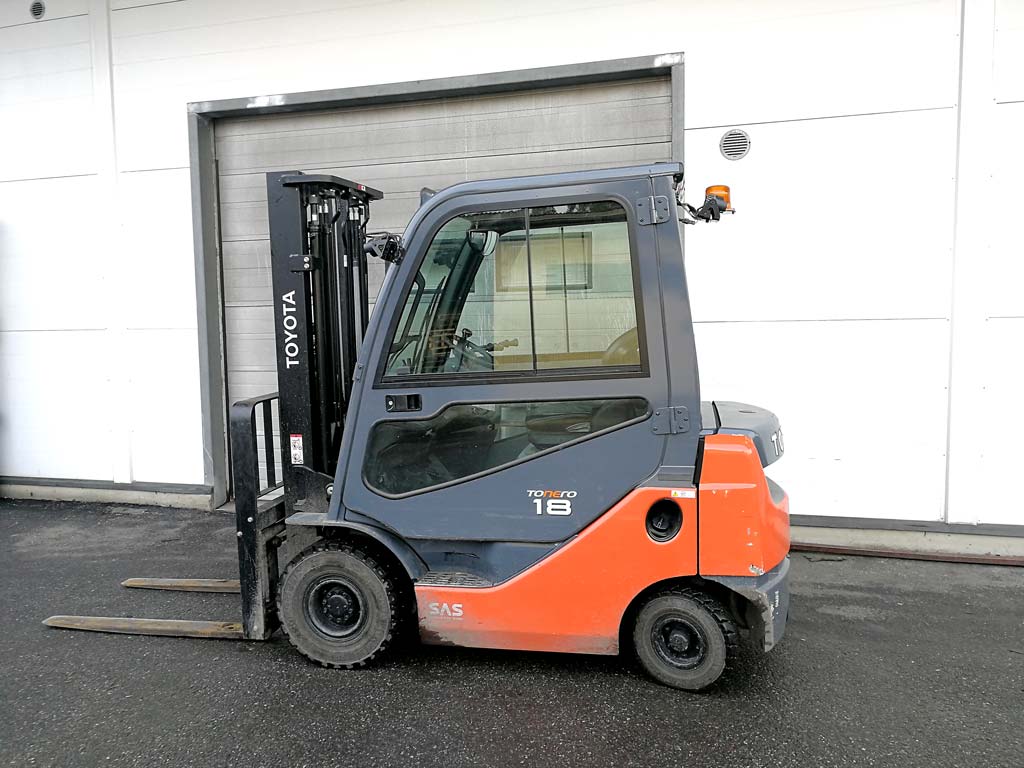 paikallaan oleva trukki