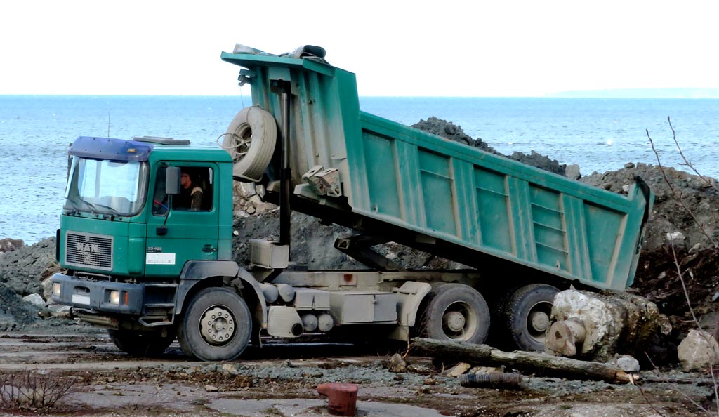 kuorma-auto purkaa lastia