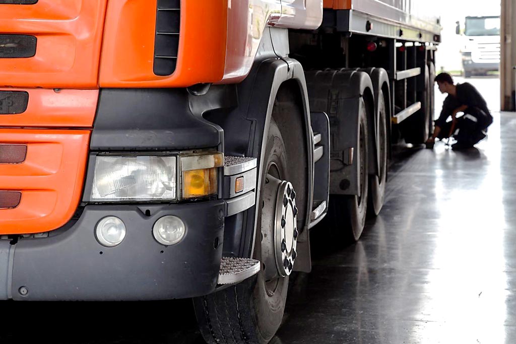 kuorma-auton renkaita tarkastetaan