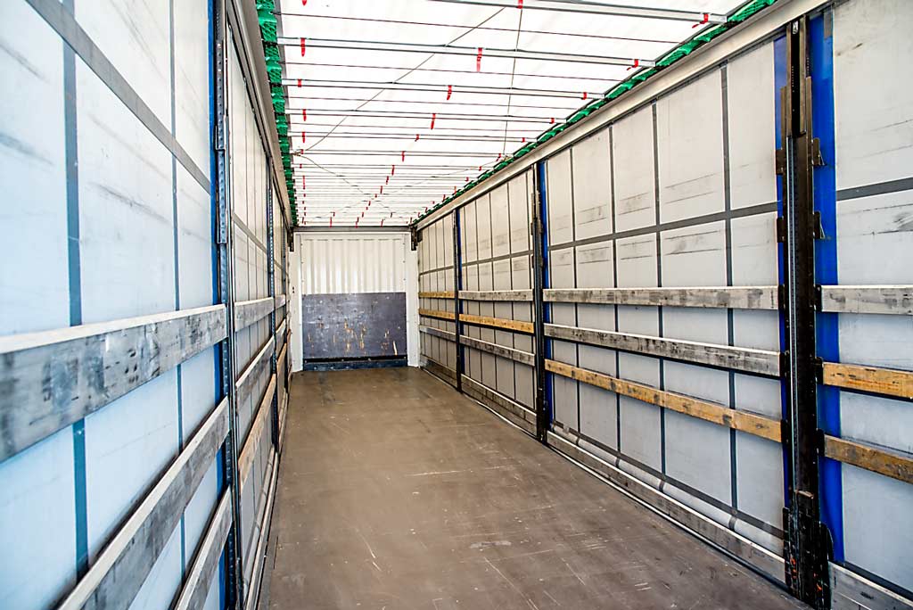 auton tyhjä kuormatila