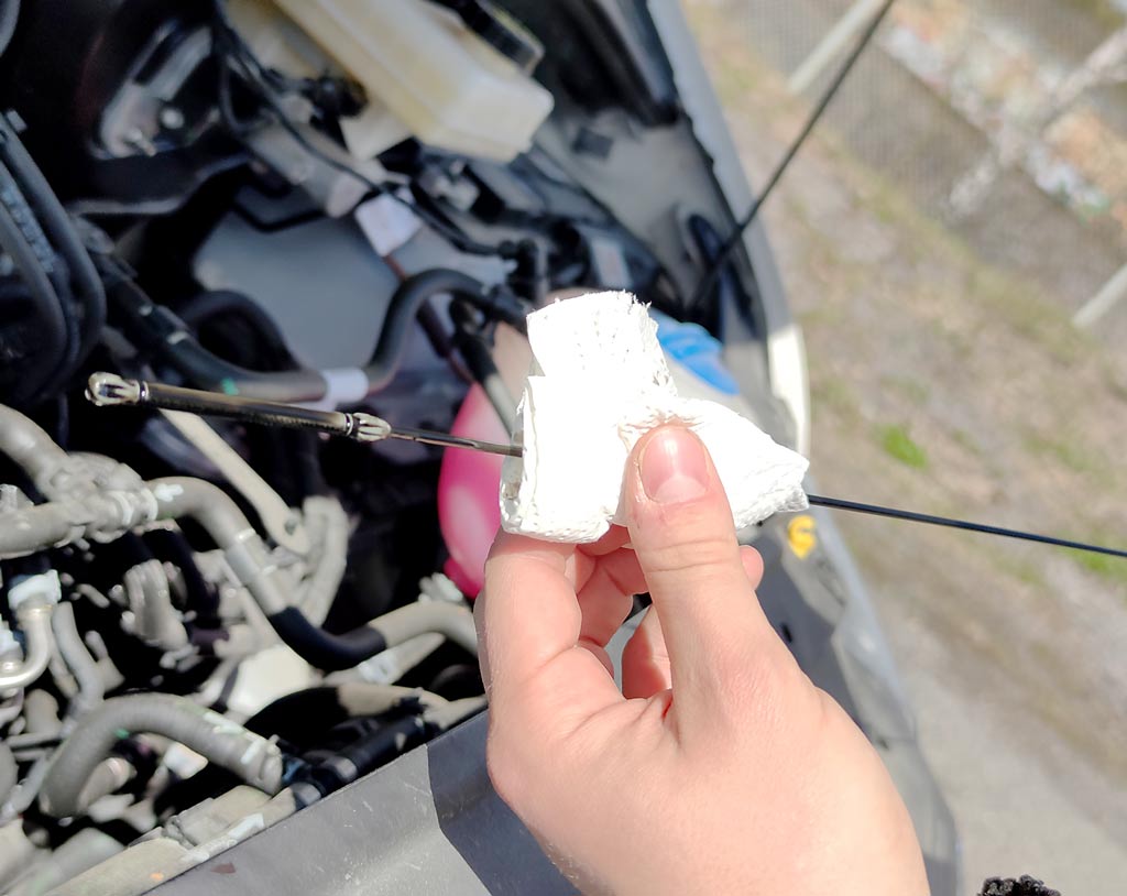 öljynmittatikkua puhdistetaan ennen mittausta