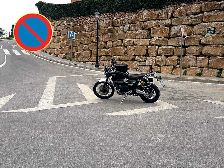 väärin pysäköity moottoripyörä