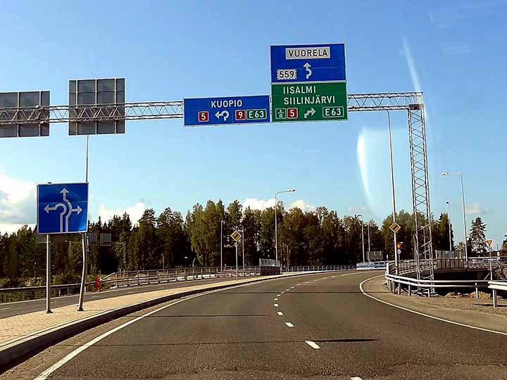 kuva autosta lähestyttäessä kiertoliittymää