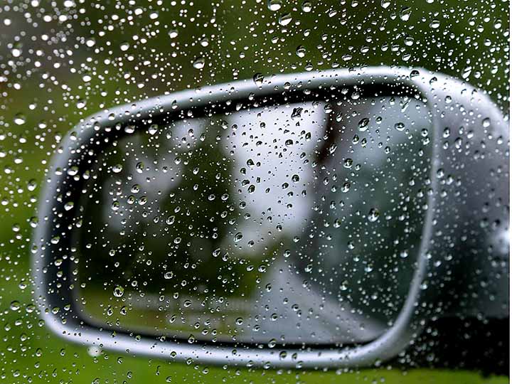 sadepisaroita ikkunassa ja sivupeilissä