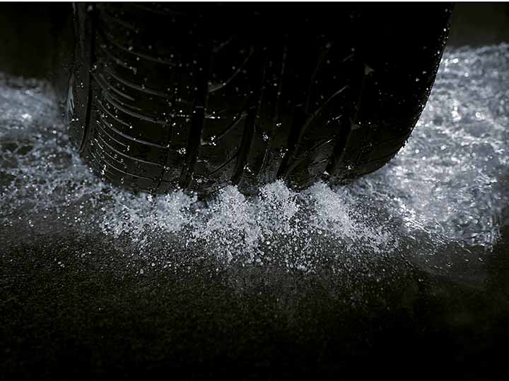 Auton pyörä runsaassa vedessä