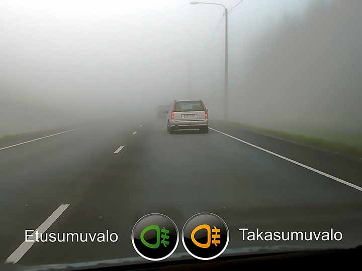 sumuinen tie, vain kaksi seuraavaa autoa ovat näkyvissä