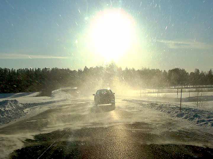 aurinko paistaa suoraan tuulilasin läpi