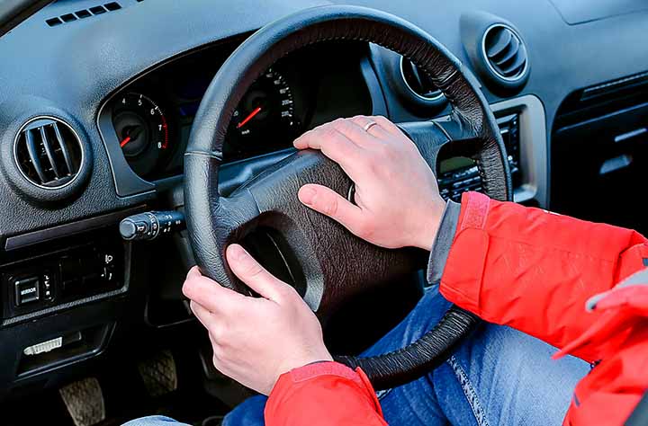 kuski painaa äänimerkkiä ratissa