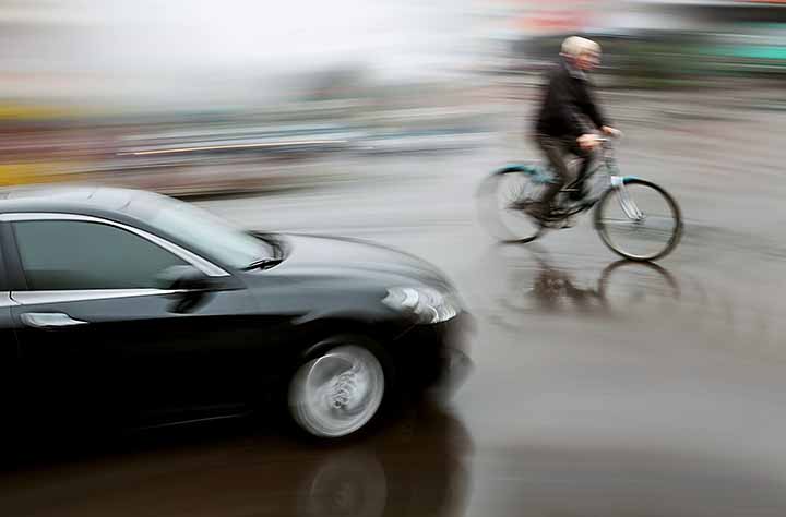potentiaalinen onnettomuustilanne, jossa pyöräilijä on tulossa auton eteen
