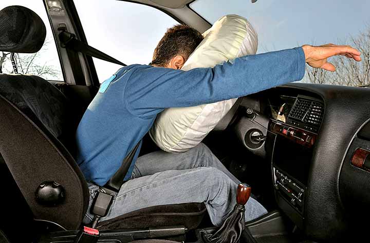 täyttynyt ilmatyyny ottaa kuskin vastaan äkillisessä pysähdyksessä