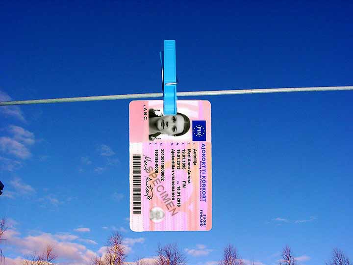 ajokortti narulla kuivumassa