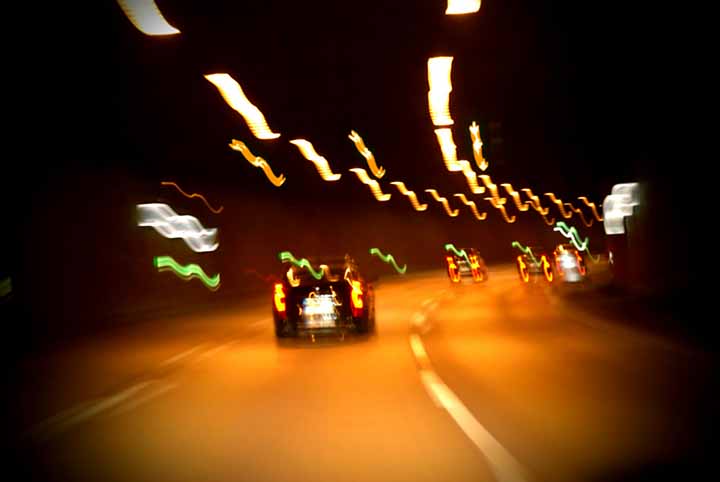 tunnelin läpi ajo; valot tekevät viiruja kuvaan